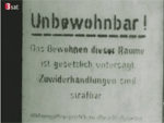 Warnschild an einem termitenbefallenem Wohnhaus in Altona: Unbewohnbar !